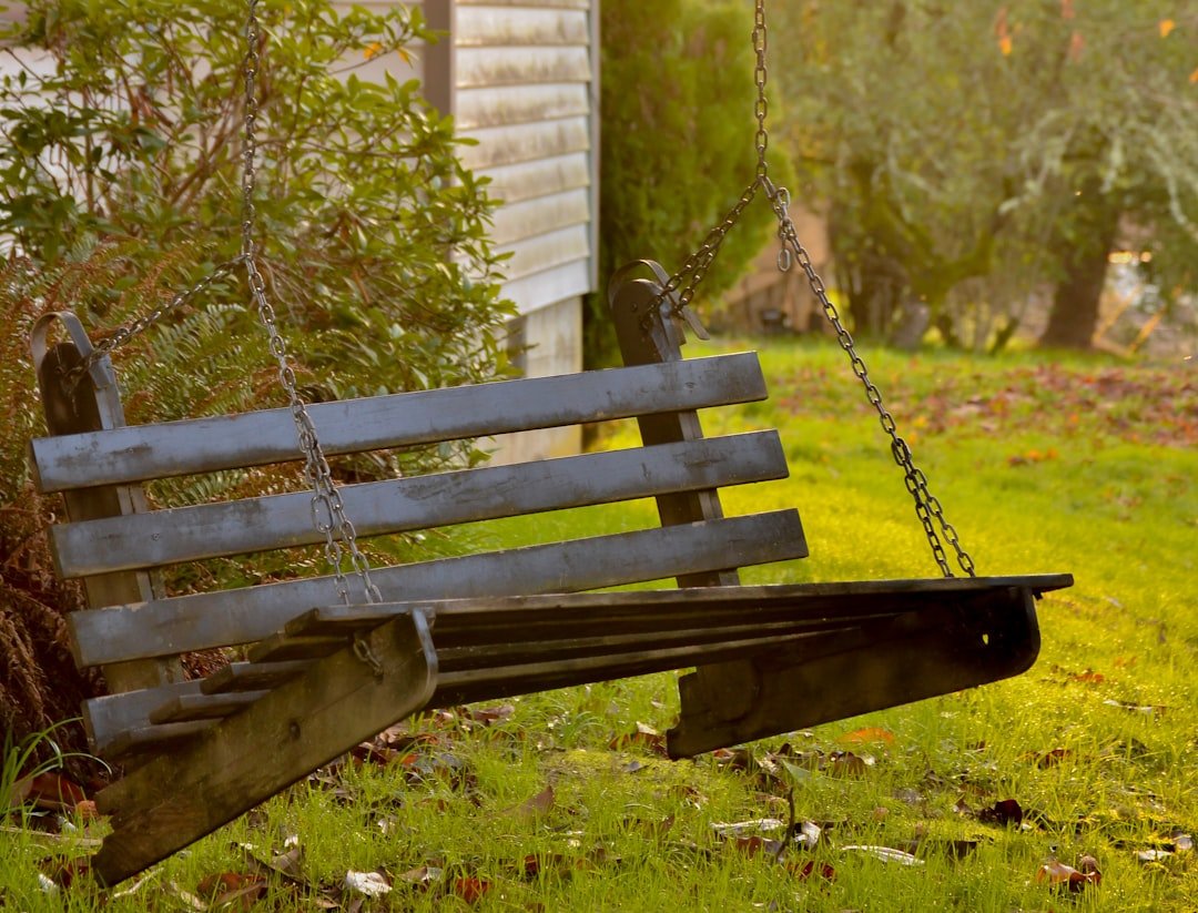 banc en bois rustique alliant charme naturel et robustesse, idéal pour apporter une touche chaleureuse et authentique à votre intérieur ou extérieur.