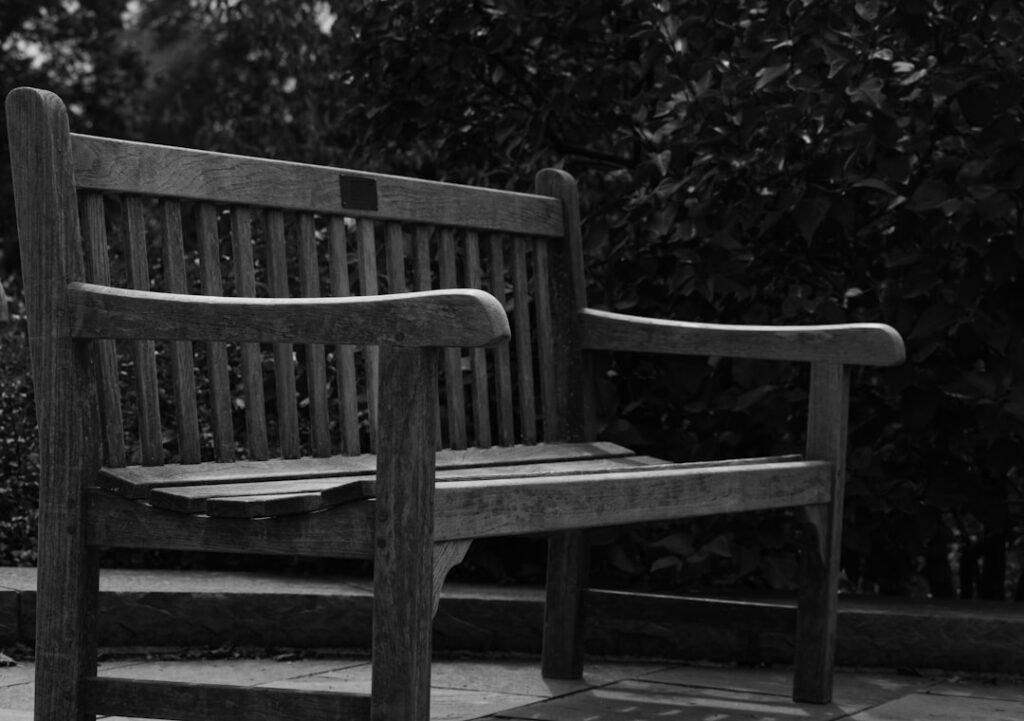 banc en bois rustique, parfait pour ajouter une touche chaleureuse et naturelle à votre intérieur ou votre jardin.