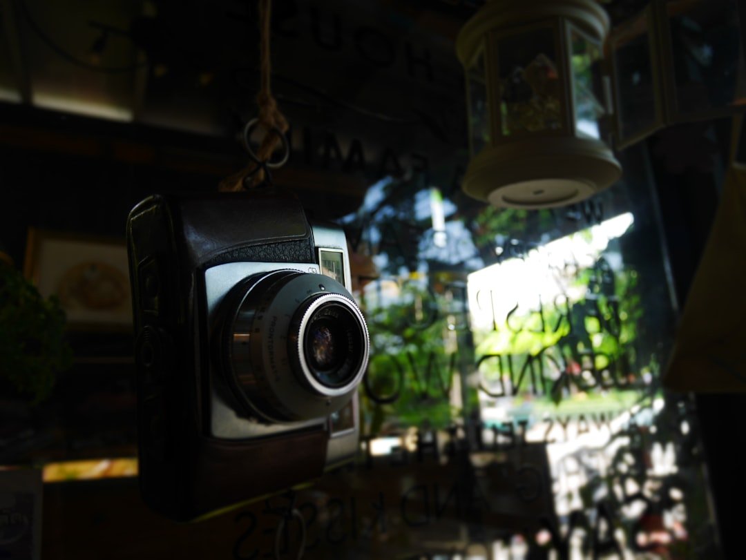 découvrez le projecteur pour smartphone, l'accessoire idéal pour transformer votre téléphone en un cinéma portable et profiter de vos vidéos et photos en grand format.