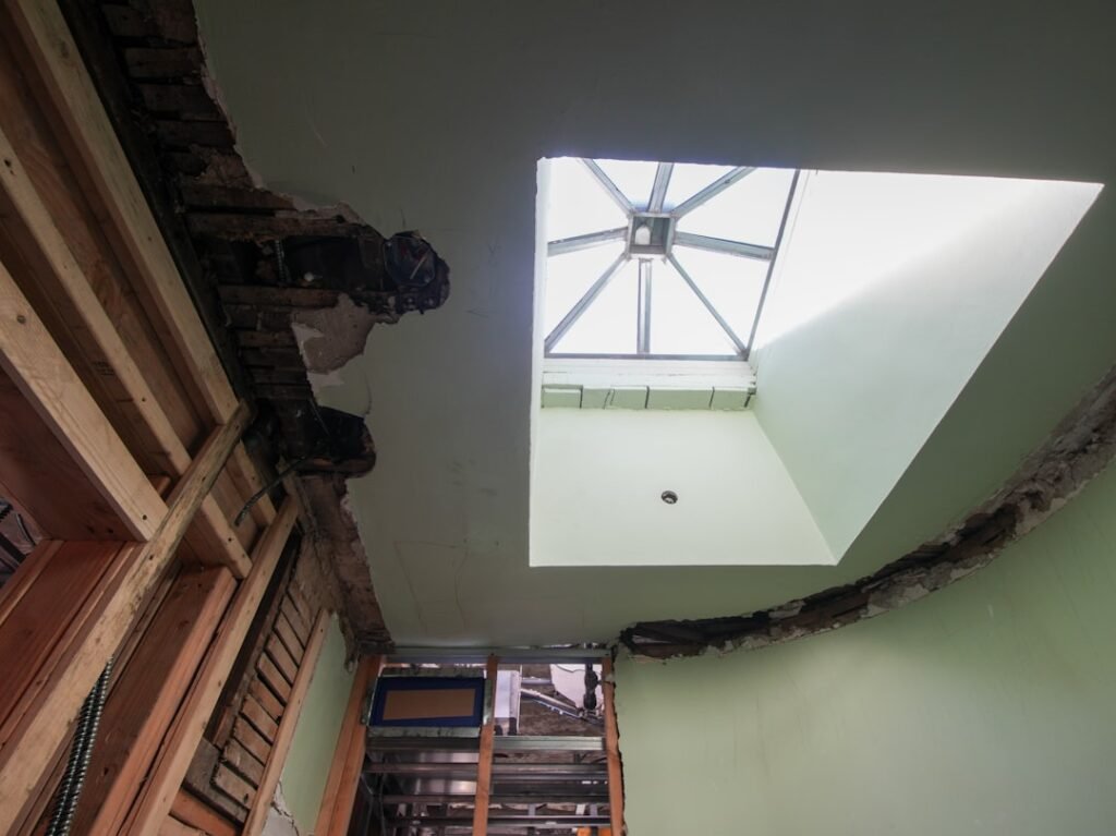 rénovation de plafond : transformez et modernisez votre intérieur avec des solutions adaptées à tous les styles et budgets.