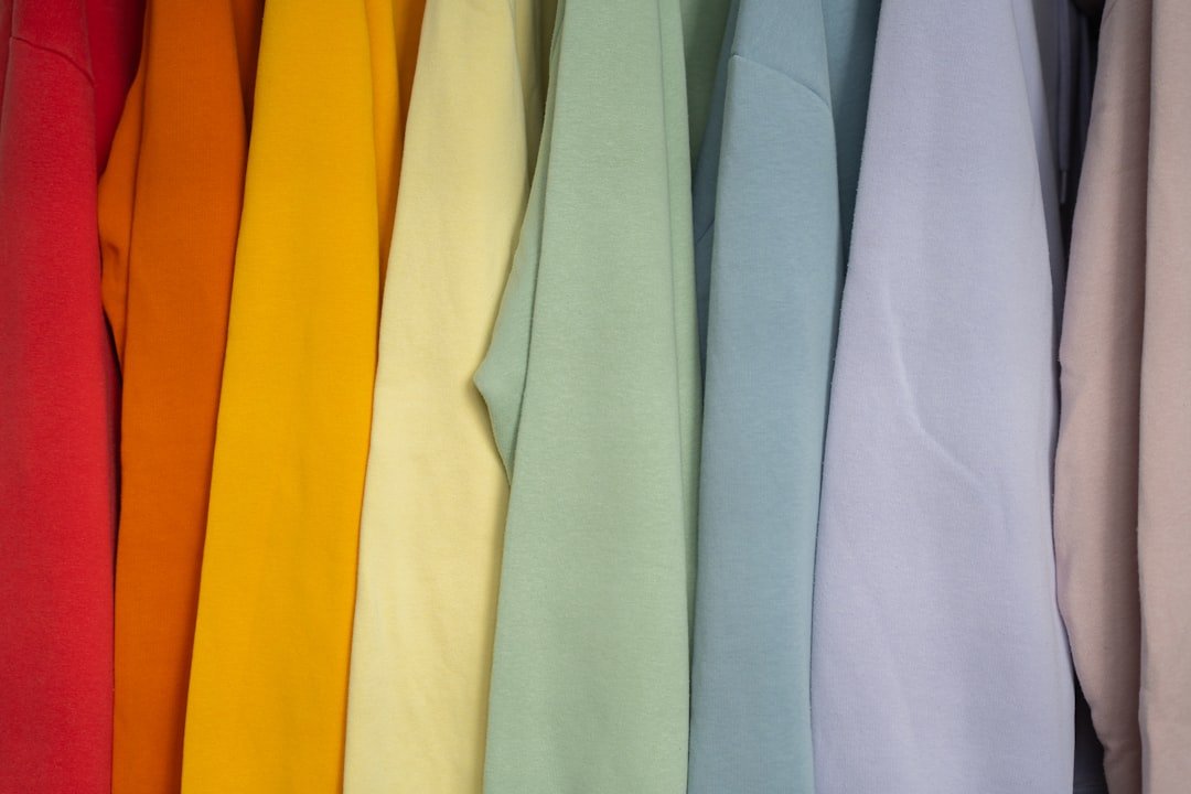 découvrez des astuces efficaces pour teindre vos vêtements facilement et obtenir des couleurs vibrantes et durables.