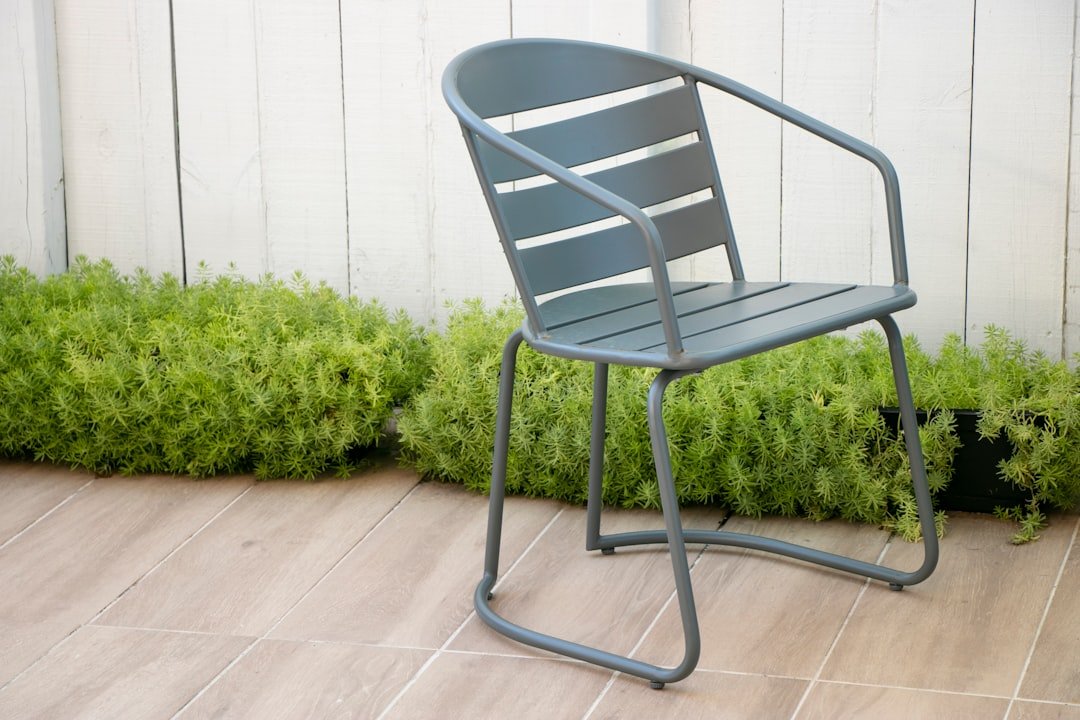 Fabriquer un escabeau de jardin sans outils professionnels 2 découvrez comment fabriquer un marchepied de jardin diy pratique et esthétique pour faciliter vos travaux en plein air. guide étape par étape pour un projet simple et utile.