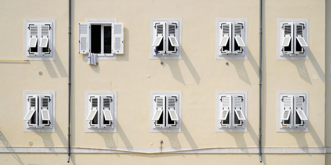 Comment brancher des volets électriques en 2 fils 1 guide complet pour le câblage des volets électriques : conseils, schémas et étapes pour une installation sécurisée et efficace.