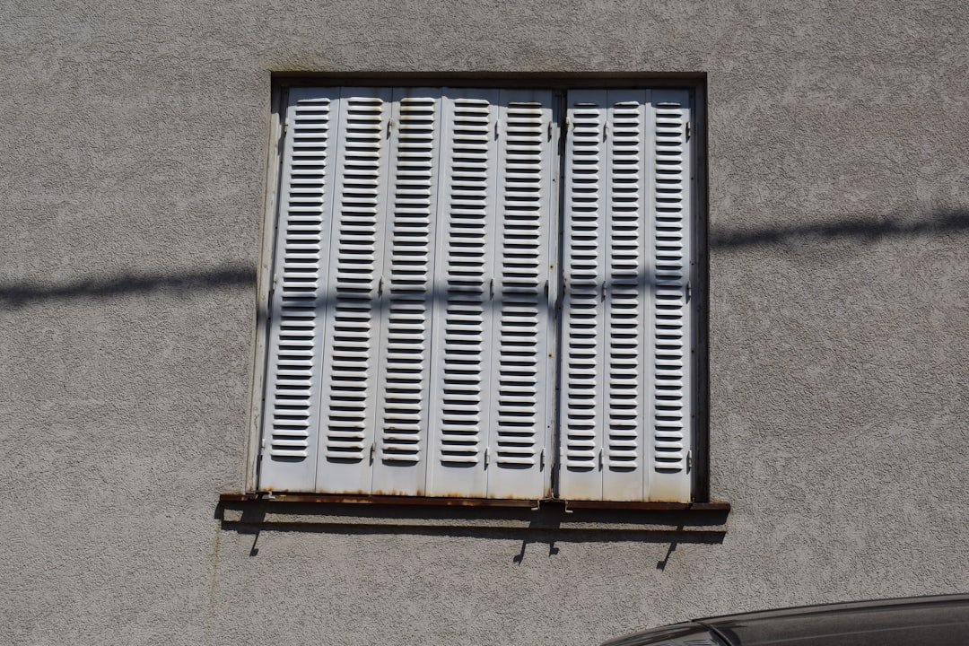 Comment brancher des volets électriques en 2 fils 2 découvrez comment câbler des volets électriques en toute sécurité avec notre guide détaillé et facile à suivre pour une installation réussie.