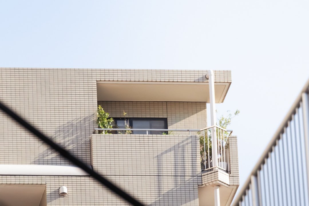 découvrez notre sélection de tuiles plates, alliant esthétique moderne et résistance optimale pour vos toitures.