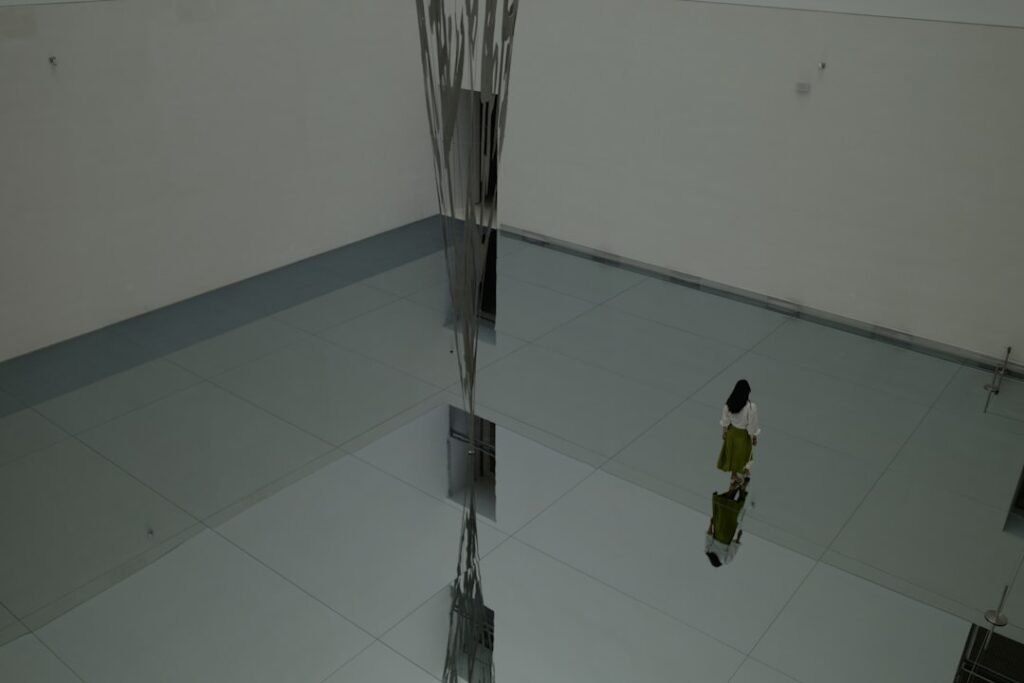 installation de bande résiliente : guide complet pour une pose efficace et durable afin d'améliorer l'isolation phonique et la résistance des sols.