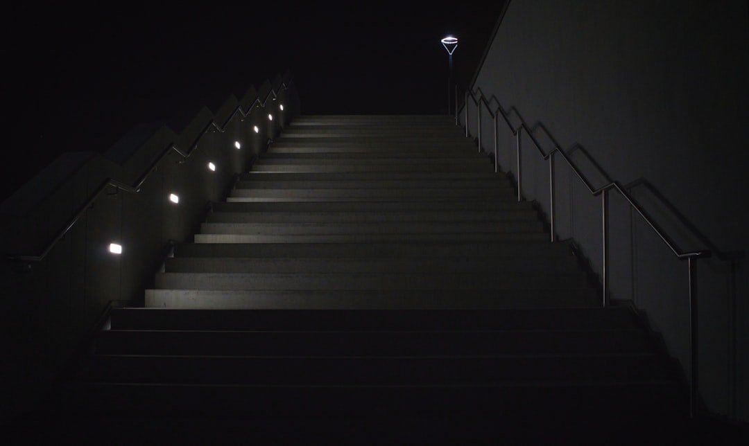 découvrez les étapes clés pour appliquer une chape autolissante parfaitement nivelée, garantissant une surface lisse et prête à recevoir votre revêtement.