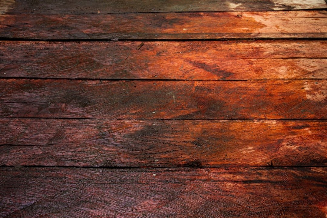 découvrez les avantages du bois béton, une combinaison innovante alliant la chaleur du bois à la solidité du béton pour des constructions durables et esthétiques.