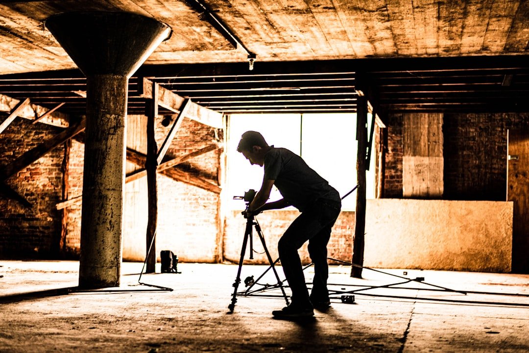 découvrez notre sélection de fenêtres pour sous-sol, alliant sécurité, isolation et luminosité pour votre espace enterré.