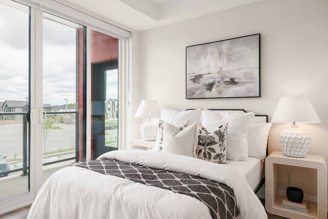 découvrez des idées élégantes pour une décoration de chambre en noir et blanc alliant modernité et sobriété pour un intérieur chic et apaisant.