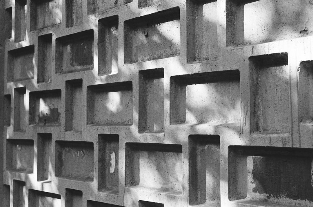 rénovation de murs en parpaings : améliorez l'esthétique et la résistance de vos murs en béton avec nos solutions professionnelles et durables.