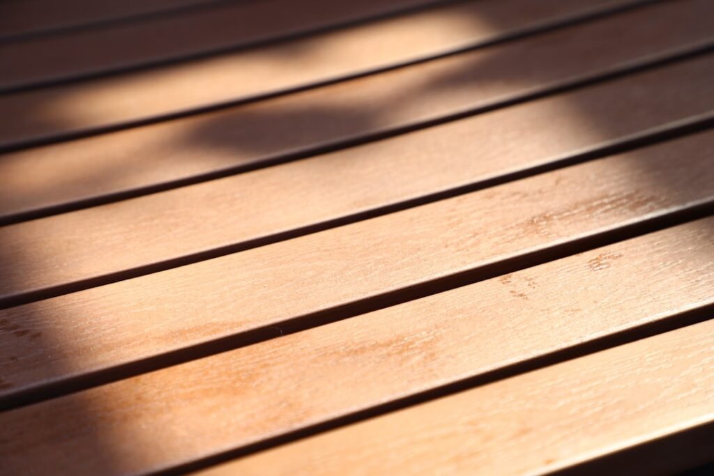 découvrez nos conseils naturels pour nettoyer et entretenir vos meubles en bois de manière écologique et efficace.