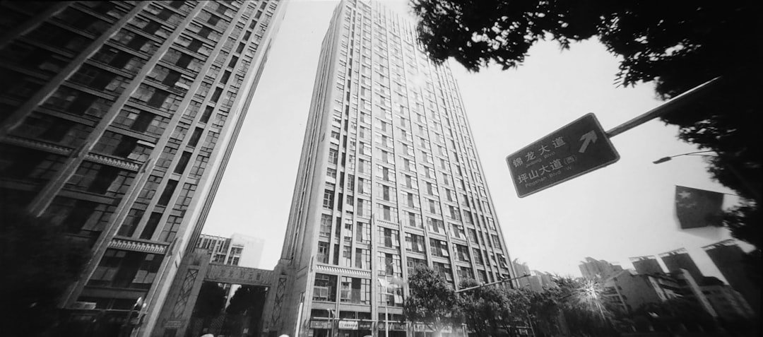 découvrez la caméra sténopé, un appareil photo simple et naturel qui utilise un petit trou pour capturer des images uniques sans lentille.