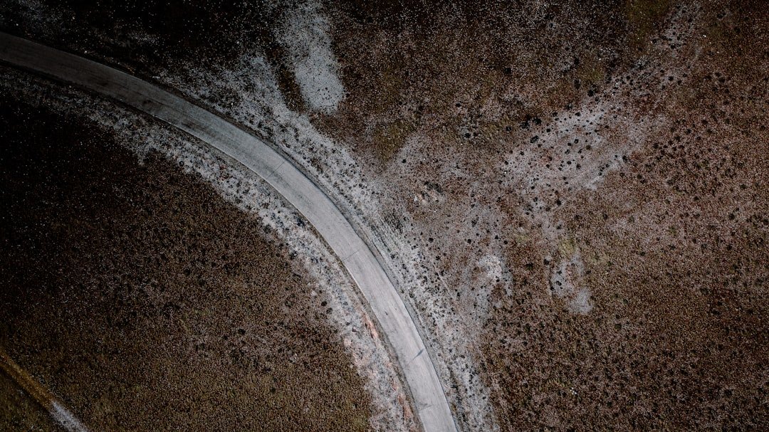 découvrez nos astuces efficaces pour l'élimination des taches tenaces sur tous types de tissus et surfaces.