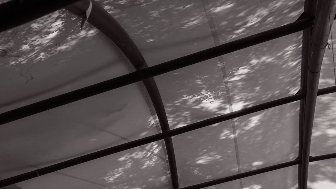 découvrez notre toiture de pergola transparente, alliant esthétisme et protection pour un espace extérieur lumineux et élégant toute l'année.