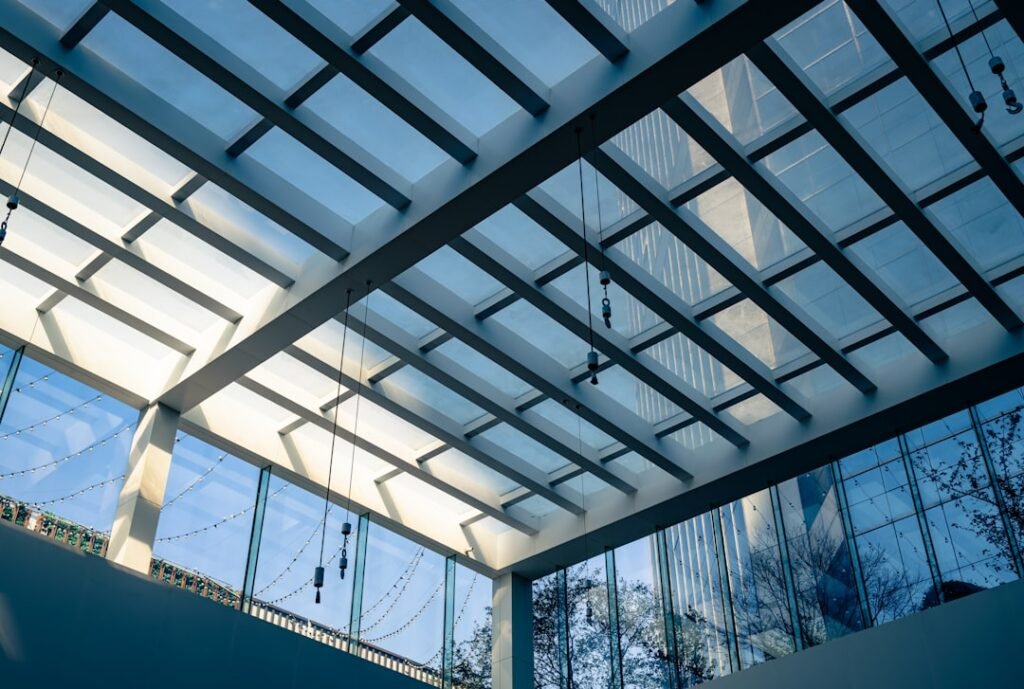 découvrez nos toitures de pergola transparentes, alliant élégance et protection optimale contre les intempéries tout en laissant passer la lumière naturelle.