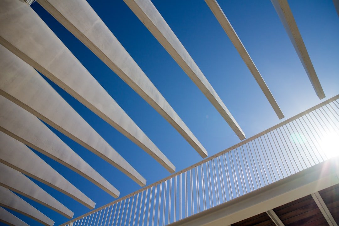 découvrez nos toitures de pergola transparentes, alliant protection et luminosité pour un espace extérieur élégant et convivial toute l'année.