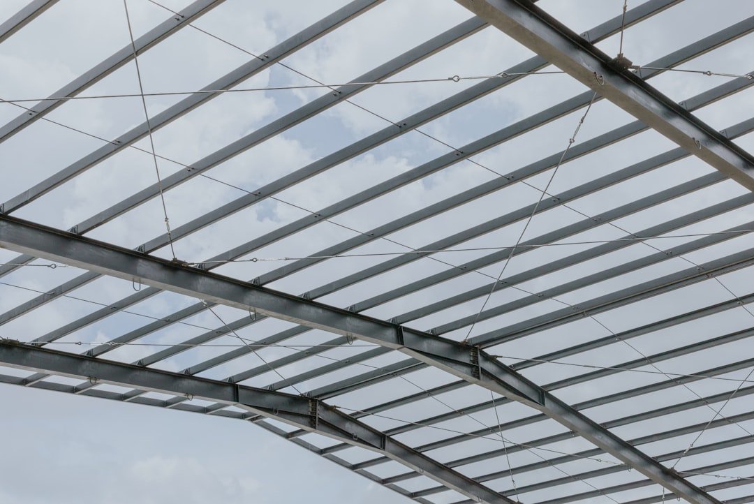 découvrez nos toitures de pergola transparentes, alliant élégance et protection pour profiter pleinement de votre extérieur en toute saison.