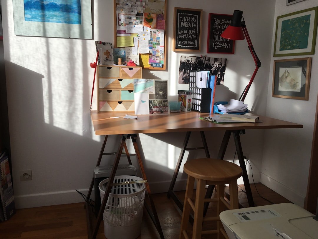 découvrez notre bureau tréteau alliant style et fonctionnalité, idéal pour optimiser votre espace de travail avec élégance et robustesse.