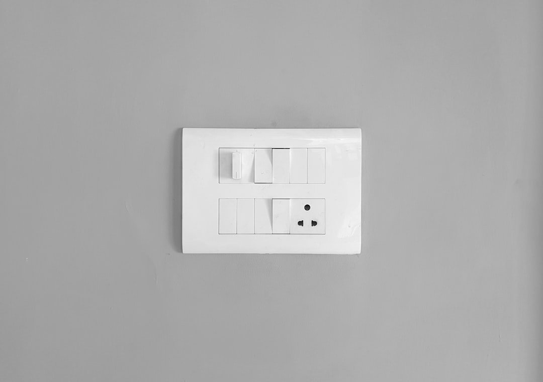 installation d'interrupteurs et prises étanches pour une protection optimale contre l'eau et l'humidité. solutions fiables et durables pour garantir la sécurité électrique de vos espaces.