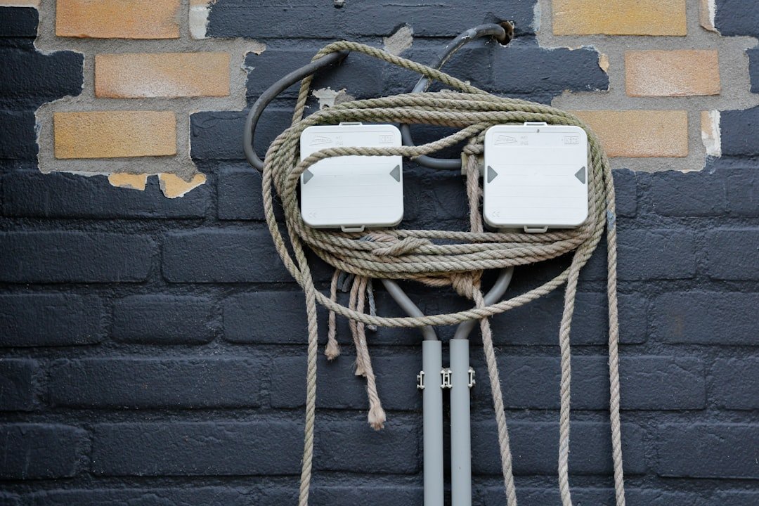 installation de prises et interrupteurs étanches pour une protection optimale contre l'humidité et les éclaboussures.