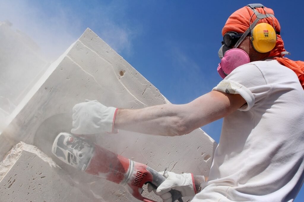 découpe et finition du béton cellulaire : techniques précises pour un travail propre et efficace.