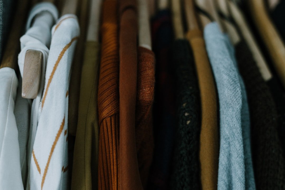 découvrez des astuces et solutions pratiques pour une organisation optimale de votre placard. maximisez l'espace et gardez votre dressing parfaitement rangé.