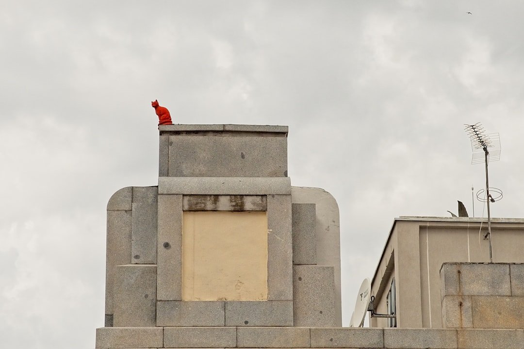 Chapeau de cheminée en béton : conception sur mesure 1 chapeau de cheminée en béton personnalisé, conçu sur mesure pour protéger votre cheminée tout en ajoutant une touche esthétique unique à votre maison.