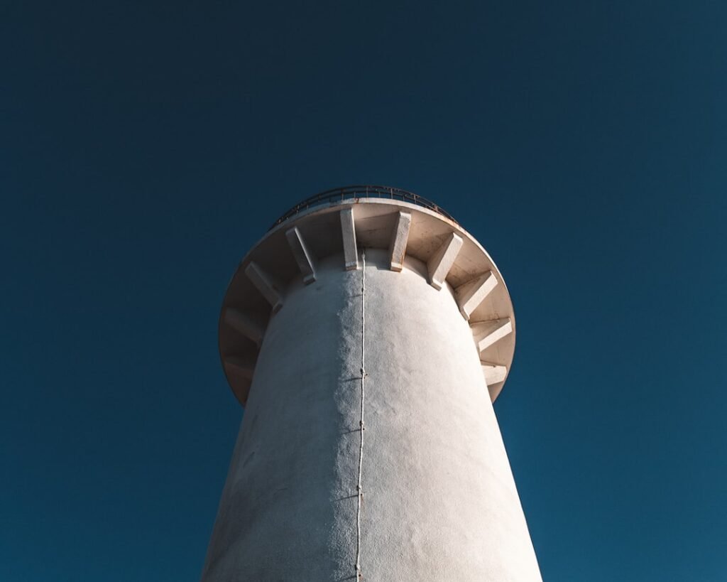 Chapeau de cheminée en béton : conception sur mesure capuchon de cheminée en béton sur mesure pour protéger votre cheminée des intempéries et améliorer son esthétique.