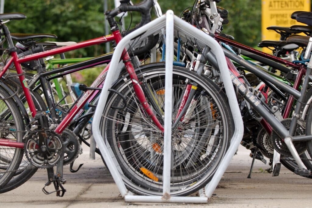 découvrez comment fabriquer un porte-vélos diy simple et pratique pour ranger votre vélo facilement à la maison.