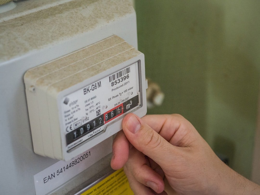 découvrez différentes méthodes pour dissimuler un compteur électrique de manière sécurisée et esthétique, tout en respectant les normes en vigueur.
