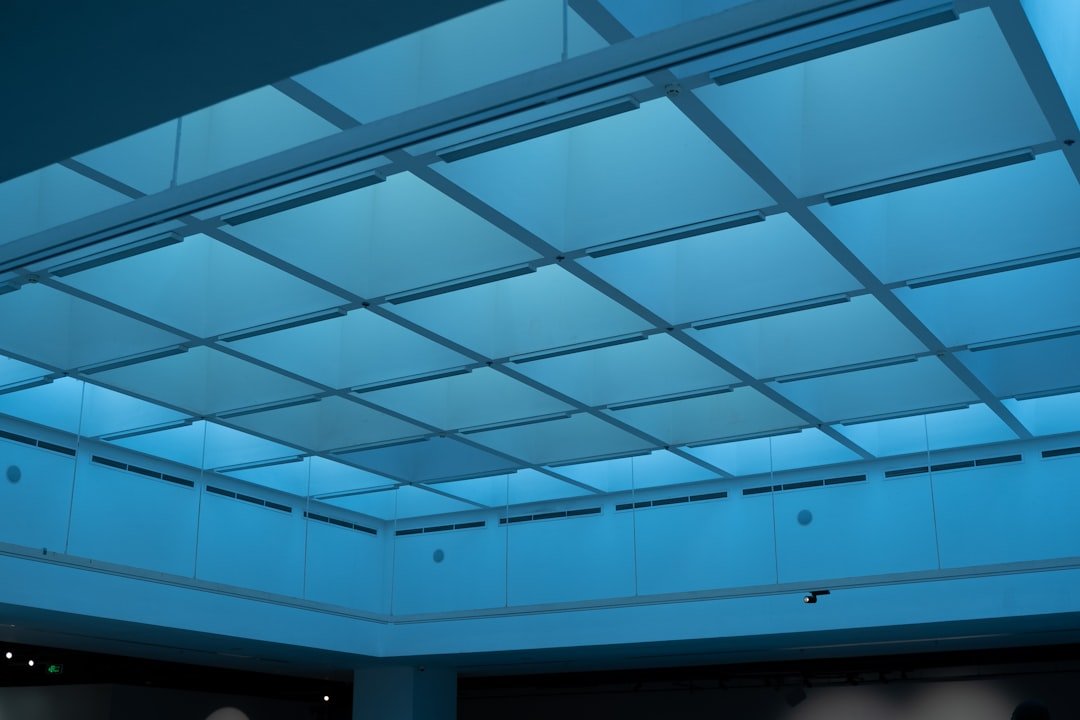 installation de plafonds en fibre de verre : solutions durables et esthétiques pour une finition moderne et résistante.