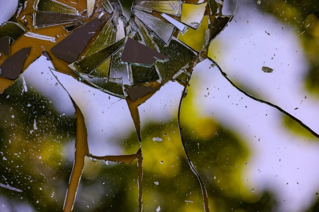Comment recoller un verre réparation de verre rapide et professionnelle pour vos vitres, pare-brise et autres surfaces en verre. service fiable et de qualité pour redonner éclat et sécurité à vos installations.