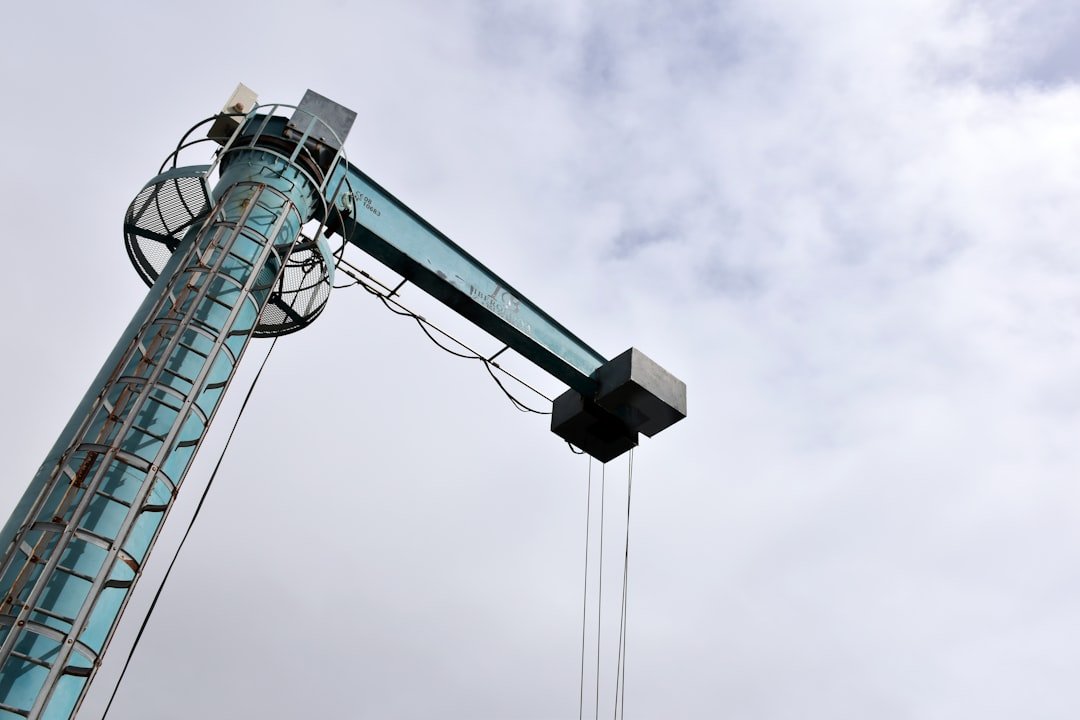 découvrez notre palan de levage robuste et performant, idéal pour soulever et déplacer facilement vos matériaux en toute sécurité sur vos chantiers.