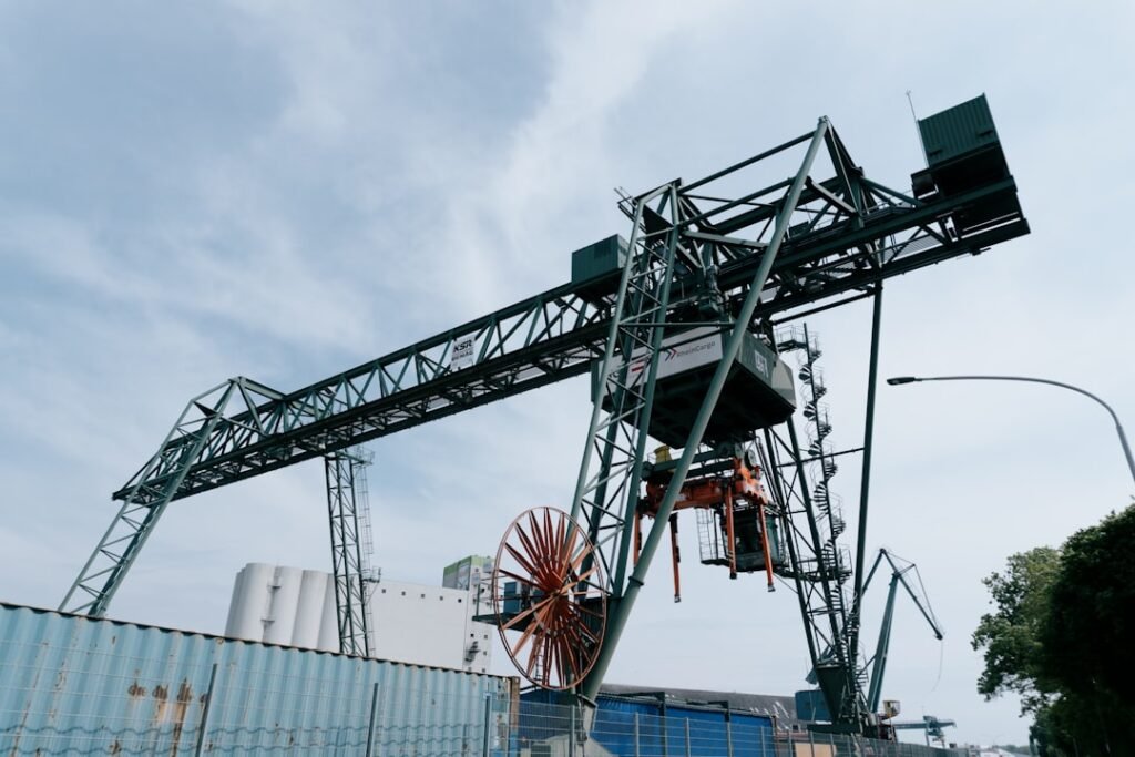 découvrez notre palan à matériaux robuste et fiable, idéal pour faciliter le levage et le transport des charges lourdes sur vos chantiers et projets industriels.