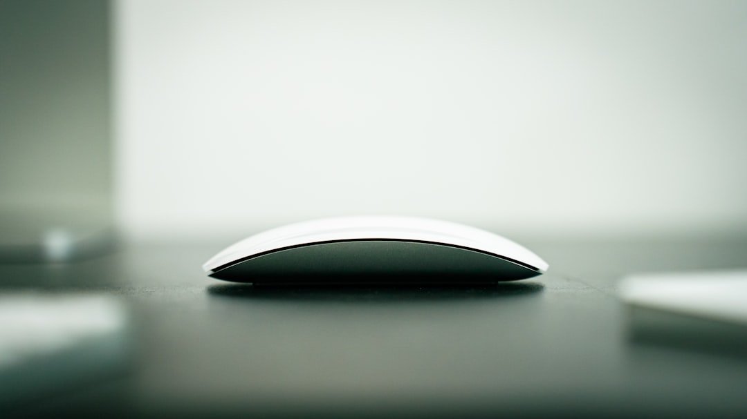 découvrez comment maîtriser le contrôle de la souris pour améliorer votre précision et votre efficacité sur ordinateur.