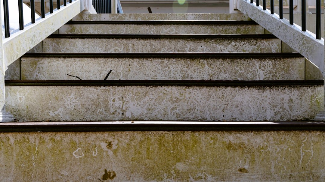 Étapes pour peindre un escalier en béton 1 découvrez comment peindre efficacement des escaliers en béton pour leur donner un aspect rénové et élégant. conseils, produits et techniques pour un résultat durable.