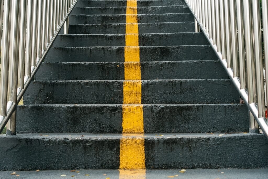 Étapes pour peindre un escalier en béton découvrez comment peindre efficacement des escaliers en béton pour un rendu durable et esthétique. guide étape par étape, conseils et astuces pour transformer vos escaliers.