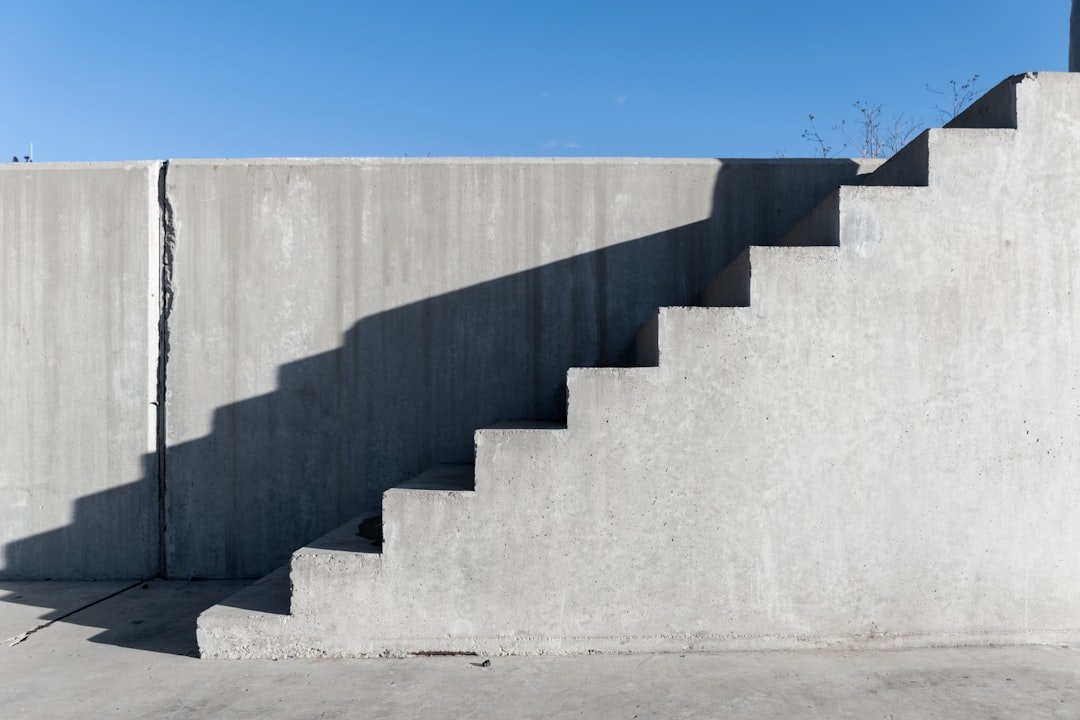 Étapes pour peindre un escalier en béton 2 découvrez comment peindre des escaliers en béton pour allier esthétique et protection durable. conseils pratiques et techniques faciles à suivre.