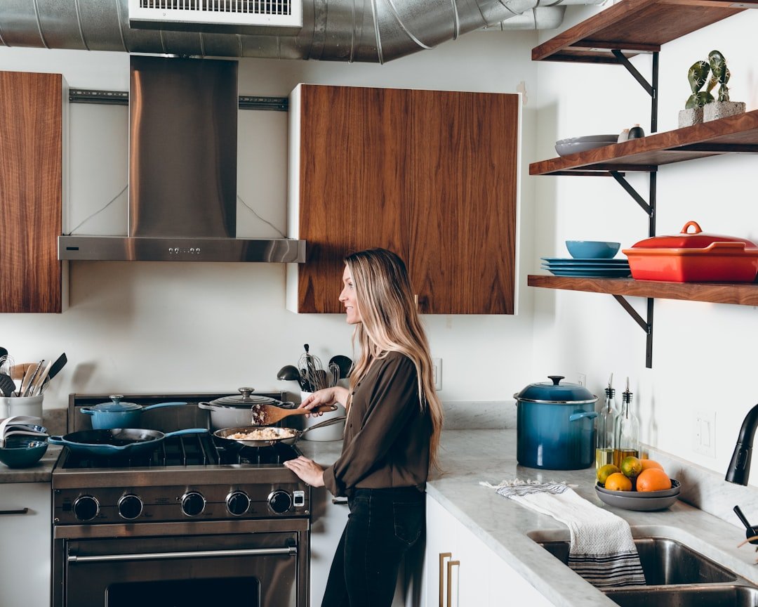 Installer une hotte casquette dans cuisine : astuces 1 découvrez nos astuces pratiques pour l'installation de hotte de cuisine, afin d'assurer une installation efficace et sécurisée.