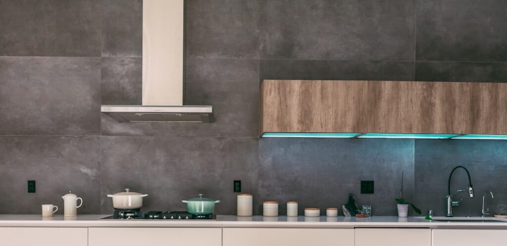 Installer une hotte casquette dans cuisine : astuces conseils pratiques pour l'installation d'une hotte aspirante : guide étape par étape pour une pose réussie et efficace.