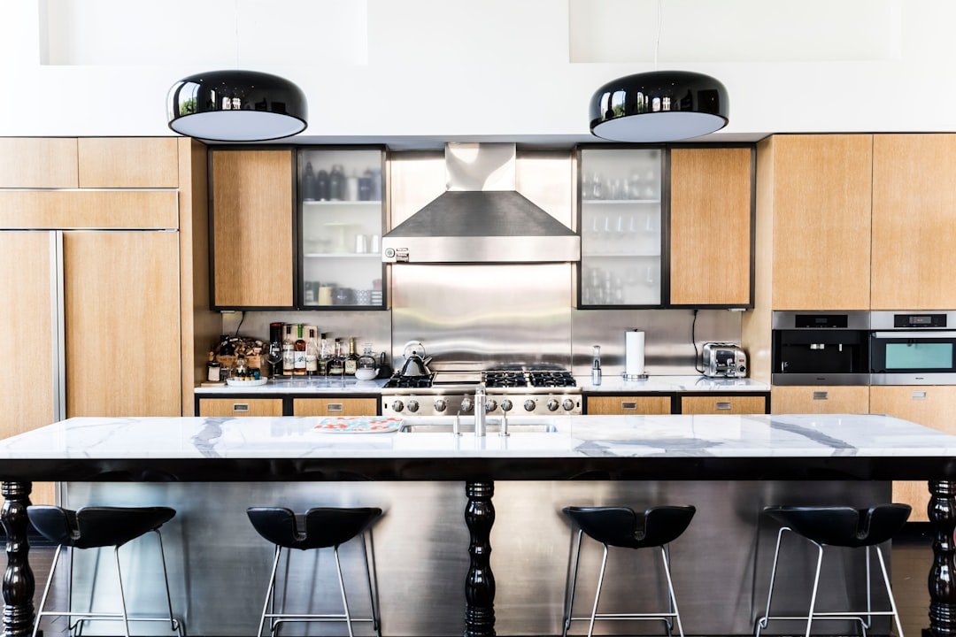 Installer une hotte casquette dans cuisine : astuces 2 conseils pratiques pour l'installation d'une hotte aspirante : guide étape par étape pour une pose efficace et sécurisée.