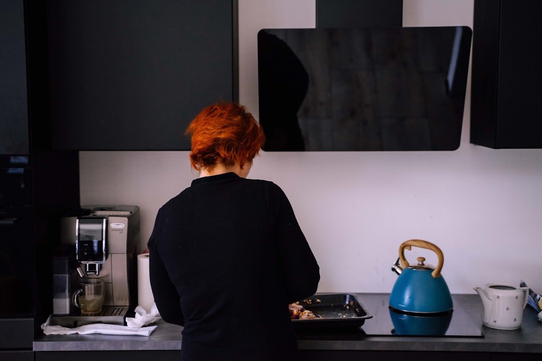 Installer une hotte casquette dans cuisine : astuces 3 conseils pratiques pour l'installation d'une hotte aspirante : guide étape par étape pour une pose réussie et efficace.