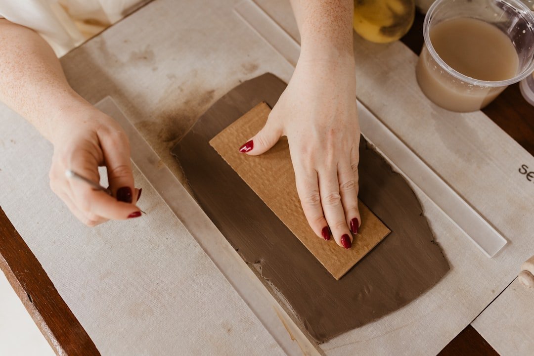 découvrez comment enlever facilement une tache de colle sèche avec nos méthodes efficaces et rapides pour restaurer vos surfaces sans effort.