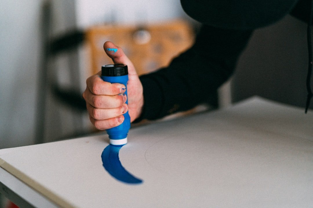 découvrez comment enlever la colle forte en toute sécurité grâce à nos méthodes efficaces et faciles à suivre pour protéger vos surfaces et votre peau.