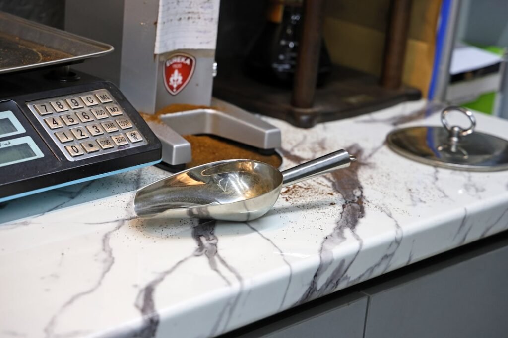 Rénover un plan de travail avec résine : étapes et astuces rénovation de plans de travail en résine : redonnez éclat et modernité à votre cuisine avec des surfaces durables et faciles à entretenir.