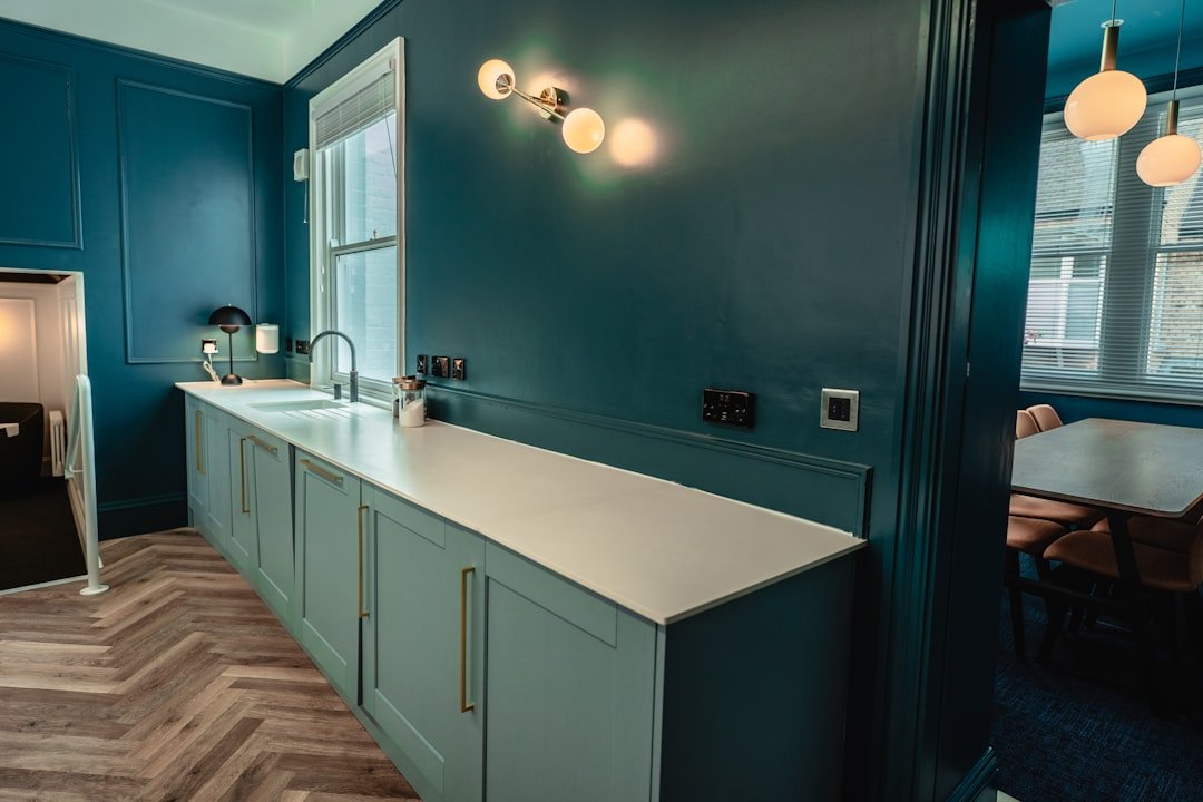 Rénover un plan de travail avec résine : étapes et astuces 2 rénovation de plans de travail en résine : donnez une nouvelle vie à votre cuisine avec des surfaces modernes, durables et faciles à entretenir.