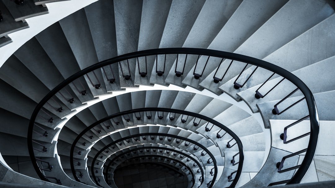 découvrez les critères essentiels pour la conception et la sécurité des escaliers, incluant les normes, dimensions et matériaux recommandés.