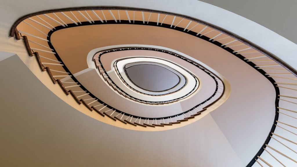 découvrez les critères essentiels pour choisir et concevoir un escalier adapté à vos besoins, alliant sécurité, esthétique et fonctionnalité.