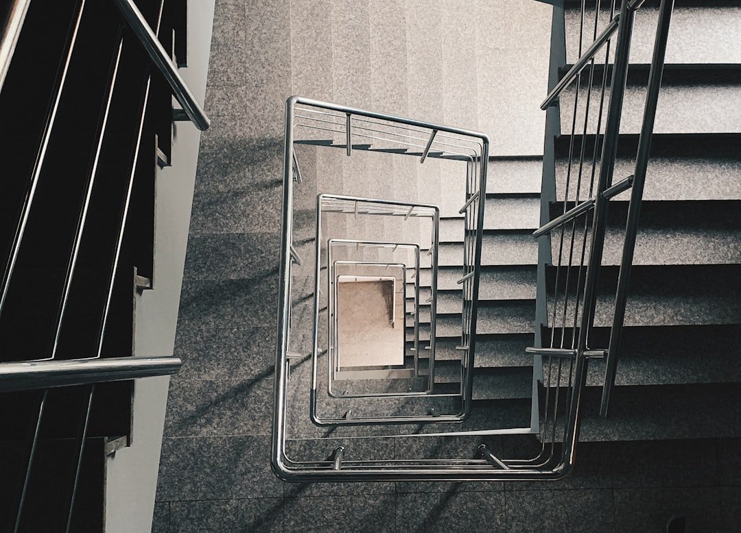 découvrez les critères essentiels pour la conception et la sécurité des escaliers. guide complet pour choisir et aménager vos escaliers selon les normes en vigueur.
